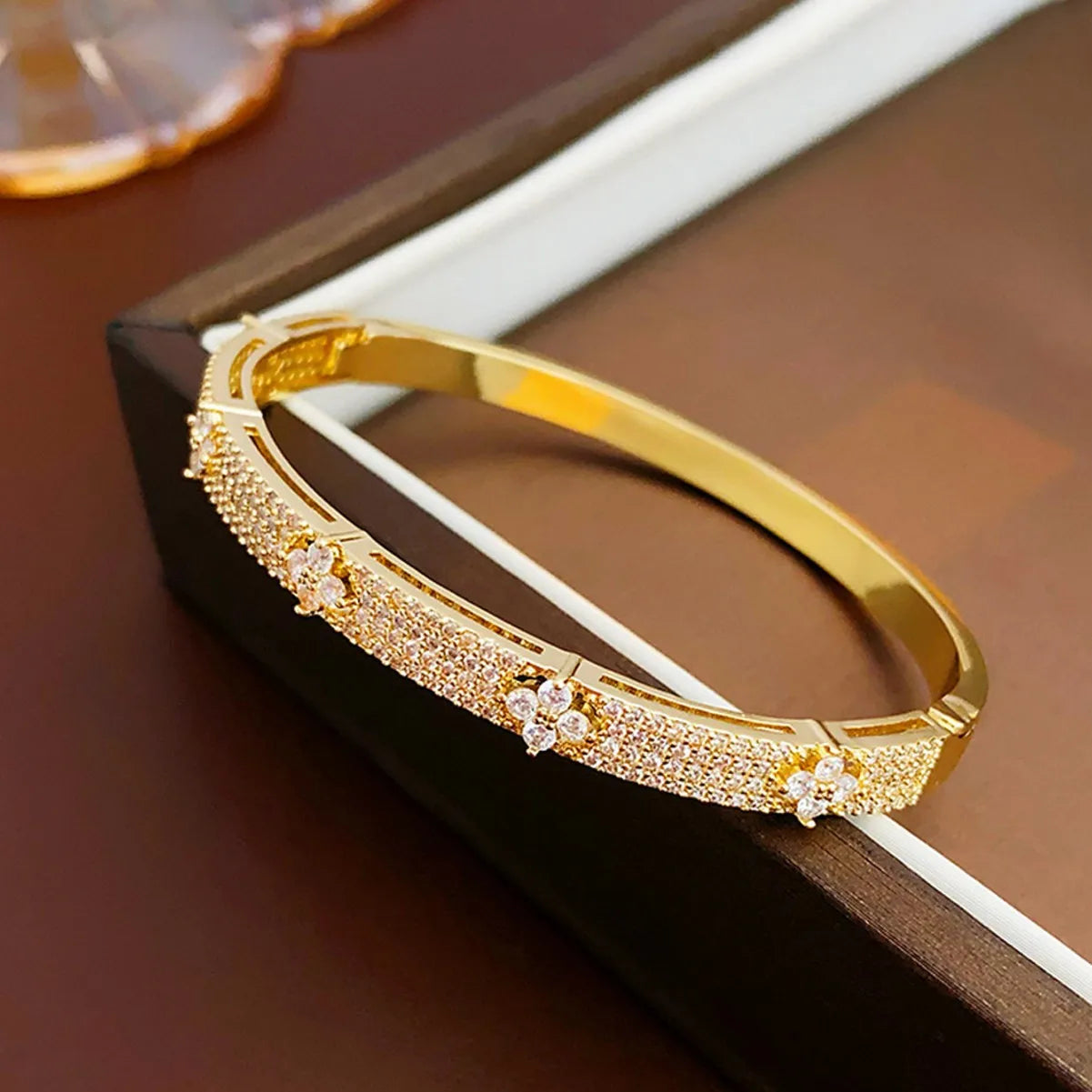 XIXI Wholesale Designer Luxury 18K Gold Plated Copper Shell Hollow Clover Zircon Women Fashion Jewelry Bracelets Bangles